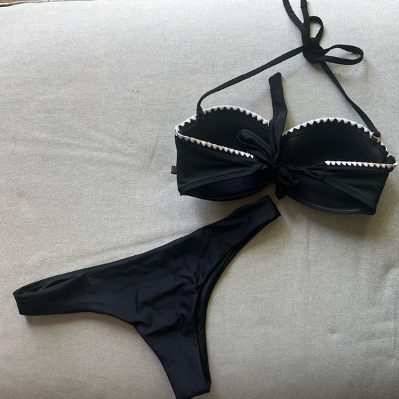 Bikini - Picture 3 of 3